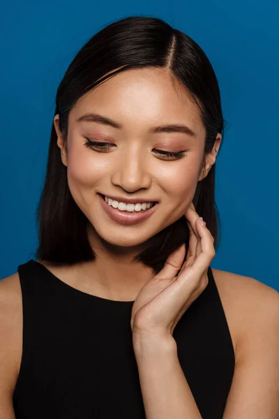 Aziatisch Jong Vrouw Dragen Jurk Glimlachen Kijken Opzij Geïsoleerd Blauwe — Stockfoto