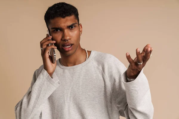 Jonge Knappe Stijlvolle Ernstige Afrikaanse Man Praten Telefoon Gebaren Kijken — Stockfoto