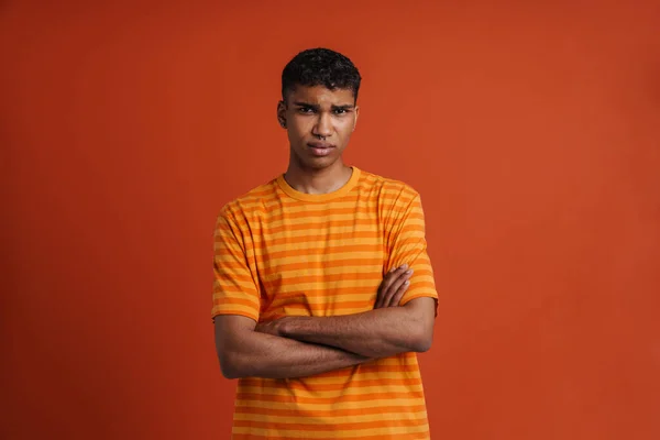 年轻英俊的非洲男子 穿着T恤 双臂交叉地看着相机 站在孤立的橙色背景上 — 图库照片