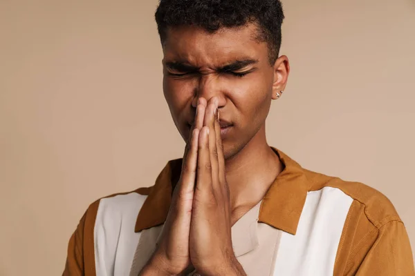 年轻的黑人男子 体态犀利 在米色背景下做祷告动作时被隔离 — 图库照片