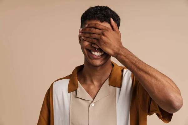 Jonge Zwarte Man Met Piercing Lachen Terwijl Het Bedekken Van — Stockfoto