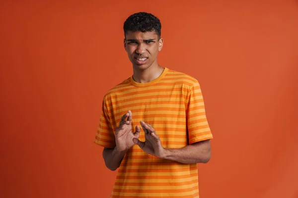 오렌지 색외진 위에서 불쾌하고 거절당한 몸짓을 손바닥으로 카메라 아프리카 청년의 — 스톡 사진