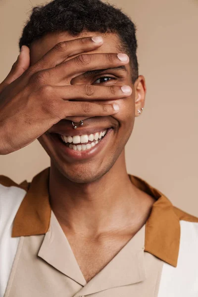 Jonge Afrikaanse Glimlachende Man Bedekt Zijn Met Hand Gluurt Tussen — Stockfoto