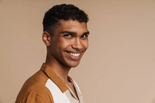 Profil Porträt Eines Jungen Gutaussehenden Lächelnden Afrikaners Der Die Kamera — Stockfoto