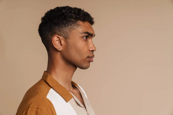 Profil Porträtt Ung Vacker Allvarlig Afrikansk Man Står Över Isolerade — Stockfoto