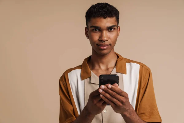 Jonge Afrikaanse Knappe Rustige Man Met Telefoon Kijken Naar Camera — Stockfoto