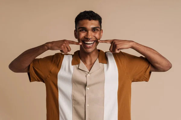 Jong Knap Gelukkig Afrikaans Man Wijzend Zijn Glimlach Terwijl Staan — Stockfoto