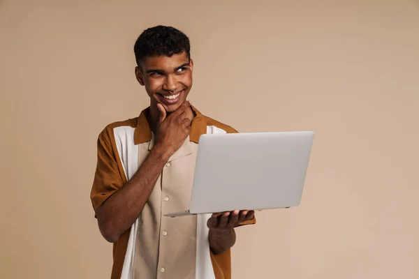 Jonge Knappe Glimlachende Afrikaanse Man Met Piercing Holding Laptop Aanraken — Stockfoto