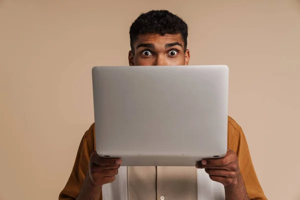 Jovem Bonito Homem Africano Espreitando Por Trás Laptop Olhando Para — Fotografia de Stock