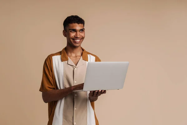 Jonge Knappe Glimlachende Afrikaanse Man Met Piercing Holding Laptop Kijken — Stockfoto