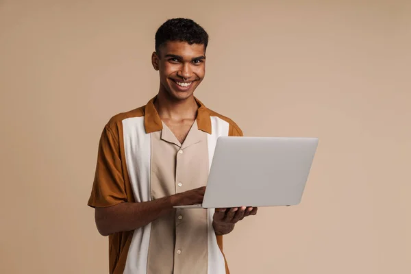 Junger Gutaussehender Lächelnder Afrikanischer Mann Mit Piercing Laptop Der Hand — Stockfoto