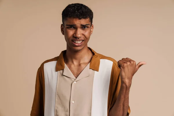 Jeune Bel Homme Africain Confus Avec Percement Pointant Doigt Pouce — Photo