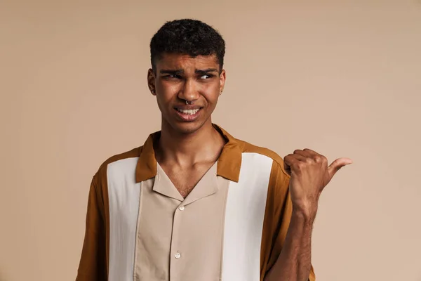 Joven Hombre Africano Confundido Guapo Con Piercing Apuntando Con Dedo —  Fotos de Stock