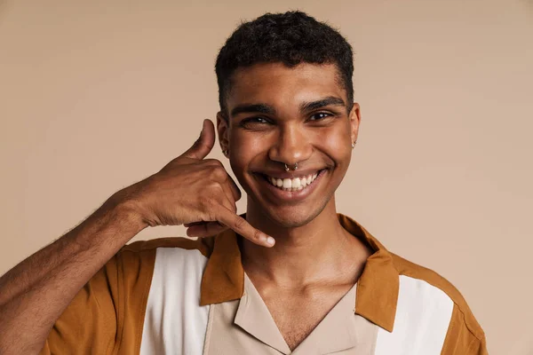 Jonge Knappe Glimlachende Gelukkige Afrikaanse Man Met Piercing Doen Telefoon — Stockfoto