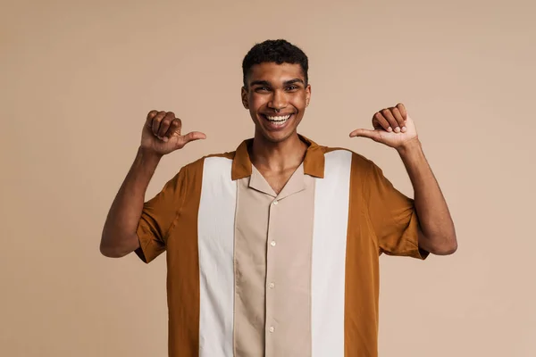 Mladý Pohledný Usmívající Šťastný Africký Muž Piercing Ukazuje Sebe Oběma — Stock fotografie