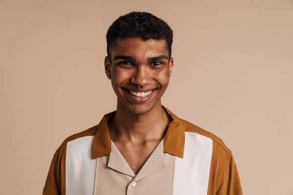 Porträt Eines Jungen Gutaussehenden Glücklich Lächelnden Afrikanischen Mannes Mit Piercing — Stockfoto