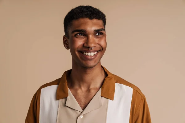 Portret Van Jonge Knappe Vrolijke Glimlachende Afrikaanse Man Met Piercing — Stockfoto