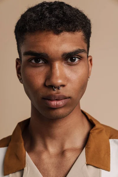 Portret Van Jonge Knappe Ernstige Afrikaanse Man Met Piercing Kijken — Stockfoto