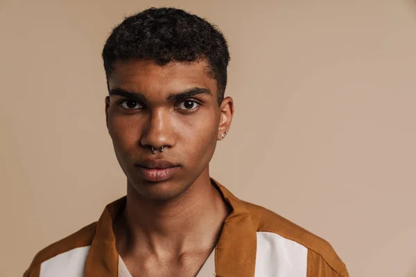 Portrét Mladého Pohledného Seriózního Afrického Muže Piercing Při Pohledu Kamery — Stock fotografie