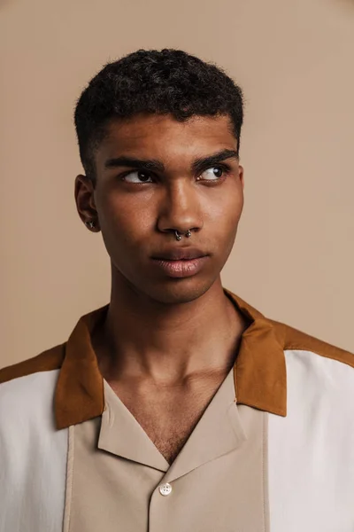 Portrét Mladého Pohledného Seriózního Afrického Muže Pronikavým Pohledem Stranou Zatímco — Stock fotografie