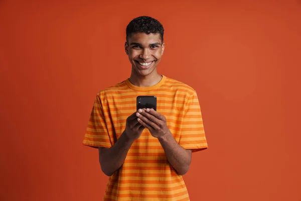 Jonge Knappe Glimlachende Afrikaanse Man Met Piercing Die Zijn Telefoon — Stockfoto
