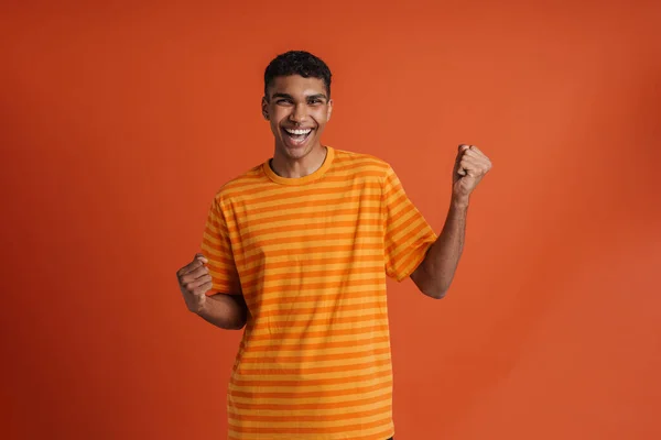 年轻英俊 快乐的非洲男子 双手高举 张开嘴 站在孤立的橙色背景上看着相机 — 图库照片