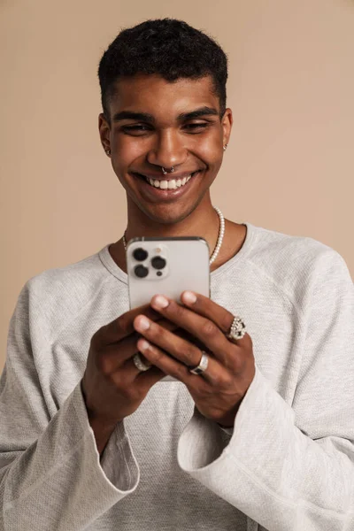 Jovem Negro Com Piercing Sorrindo Usar Telefone Celular Isolado Sobre — Fotografia de Stock