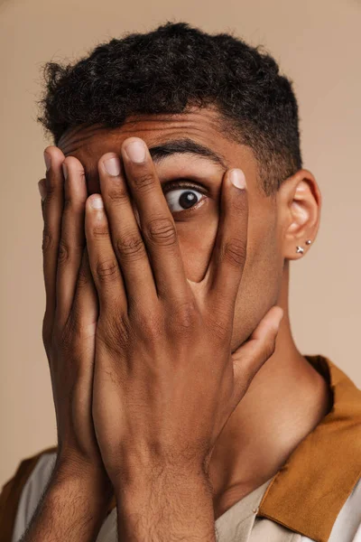 Homem Negro Chocado Cobrindo Seu Rosto Olhando Para Câmera Isolada — Fotografia de Stock