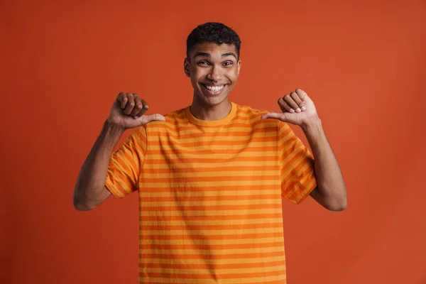 Jonge Zwarte Man Met Piercing Glimlachen Wijzende Vingers Naar Zichzelf — Stockfoto