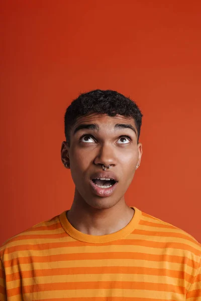 Jonge Zwarte Man Met Piercing Uiten Verrassing Camera Geïsoleerd Rode — Stockfoto