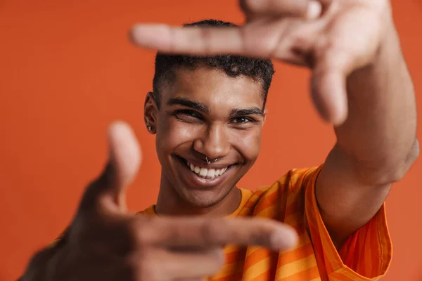 Mladý Černošky Muž Piercing Smích Při Vytváření Rámec Gesto Izolované — Stock fotografie