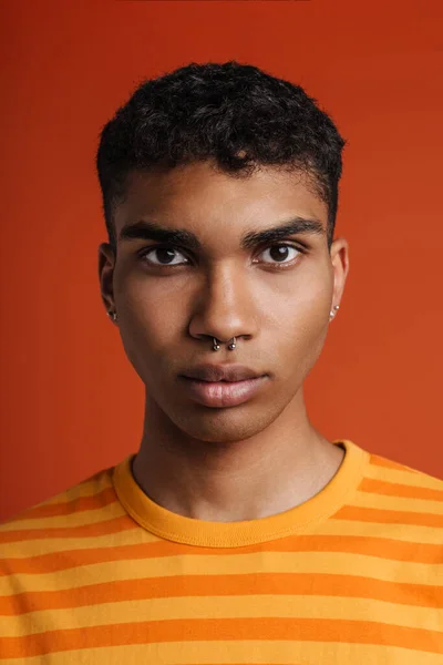 Piercingli Genç Siyah Adam Kırmızı Arka Planda Izole Edilmiş Kameraya — Stok fotoğraf