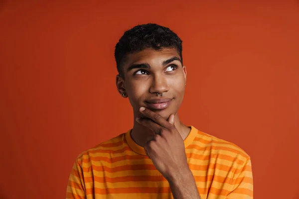 Joven Hombre Negro Con Piercing Sonriendo Mirando Lado Aislado Sobre —  Fotos de Stock
