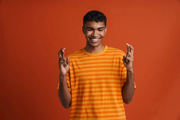 Jovem Negro Com Piercing Segurando Dedos Cruzados Para Boa Sorte — Fotografia de Stock