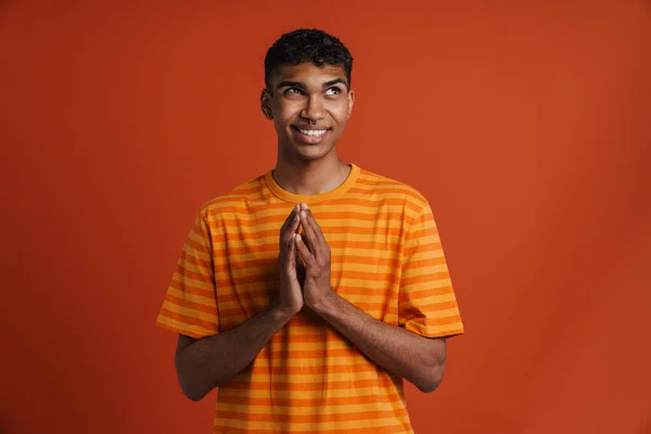 Mladý Černošky Muž Pronikavým Úsměvem Při Modlitbě Gesto Izolované Přes — Stock fotografie