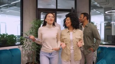 Pozitif çok uluslu meslektaşlar toplantıdan sonra konferans salonunu terk edip ofiste iş tartışırlar.