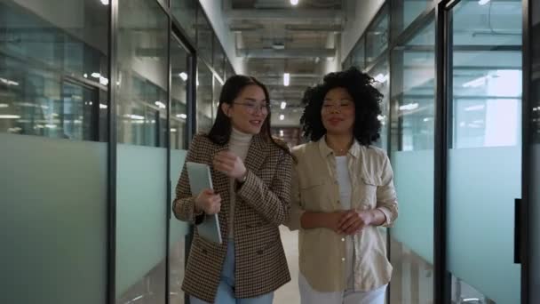 Multinazionale Sorridente Donne Colleghi Parlando Mentre Cammina Attraverso Ufficio — Video Stock