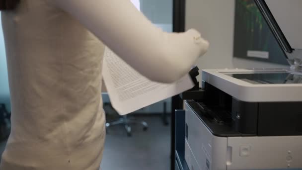 사무실에서 프린터로 문서를 얼굴없는 — 비디오