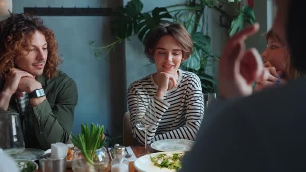 积极的朋友在餐桌边聊天 在咖啡馆里庆祝生日 党的概念 — 图库视频影像