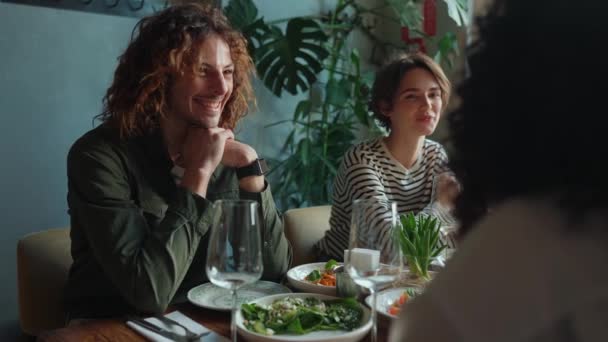 Rire Amis Qui Parlent Table Fêtent Leur Anniversaire Café Concept — Video