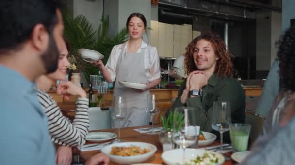 Pelayan Yang Ceria Membawa Makanan Untuk Teman Teman Multinasional Merayakan — Stok Video