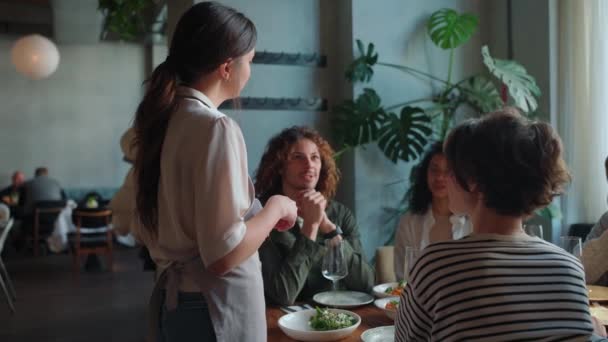 Kellnerin Hört Der Bestellung Multinationaler Freunde Die Café Geburtstag Feiern — Stockvideo
