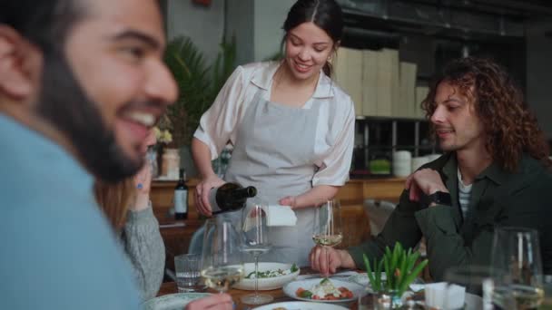 Camarera Sonriente Vertiendo Vino Los Amigos Que Celebran Cumpleaños Cafetería — Vídeo de stock