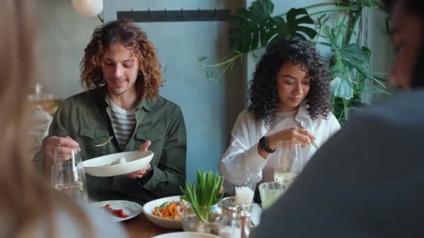 Gelukkige Multinationale Vrienden Eten Voedsel Hun Verjaardag Vieren Een Café — Stockvideo