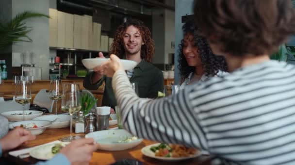 Vidám Multinacionális Barátok Esznek Ételt Ünneplő Születésnap Egy Kávézóban — Stock videók