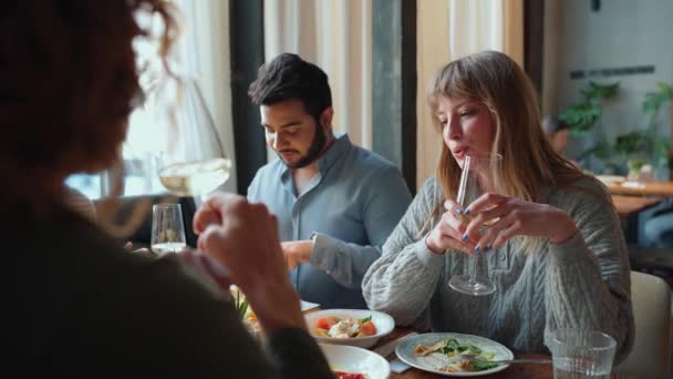 英俊的跨国朋友在咖啡店里吃庆祝生日的食物 — 图库视频影像