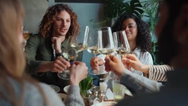 Tampan Multietnis Teman Dentingan Gelas Anggur Merayakan Ulang Tahun Kafe — Stok Video