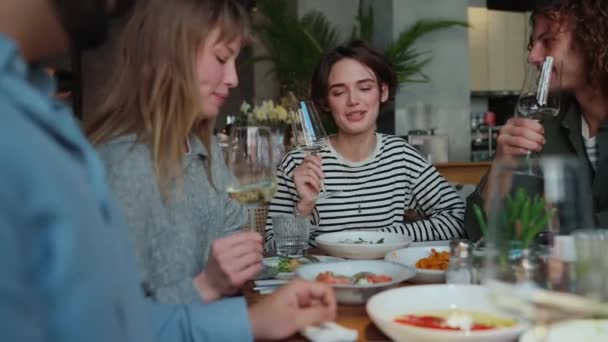 Çok Uluslu Mutlu Arkadaşlar Kafe Kutlamalarında Doğum Günü Tostu Yaparlar — Stok video
