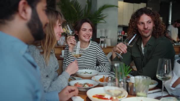 Mosolygó Szülinapos Lány Hallgatja Születésnapi Üdvözletét Ünneplés Közben Barátaival Kávézóban — Stock videók