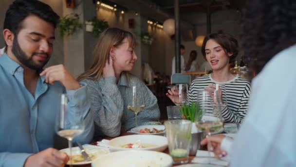 Multinacionális Pozitív Barátok Beszélgetnek Születésnapi Partin Kávézóban — Stock videók